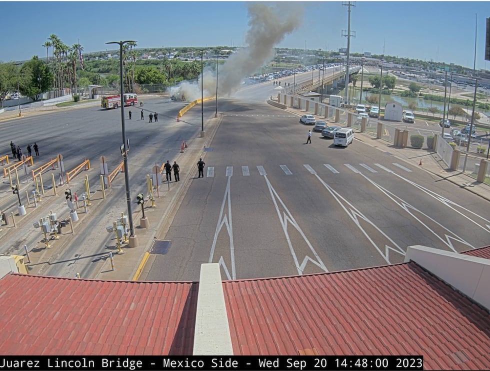 Car on fire at Laredo Bridge 2